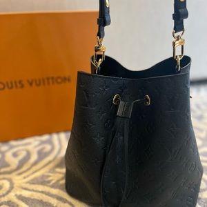 Louis Vuitton NeoNeo black monogram bucket purse with gold accents